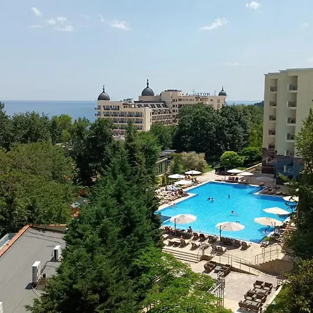 Golden Line Private Aparthotel 4*